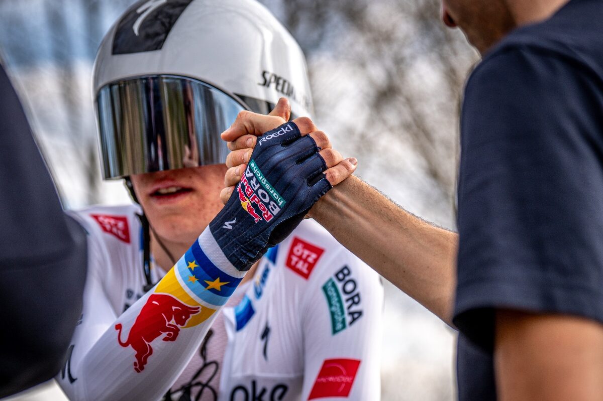 Handdruk met een renner van de opleidingsploeg van Red Bull – BORA – hansgrohe